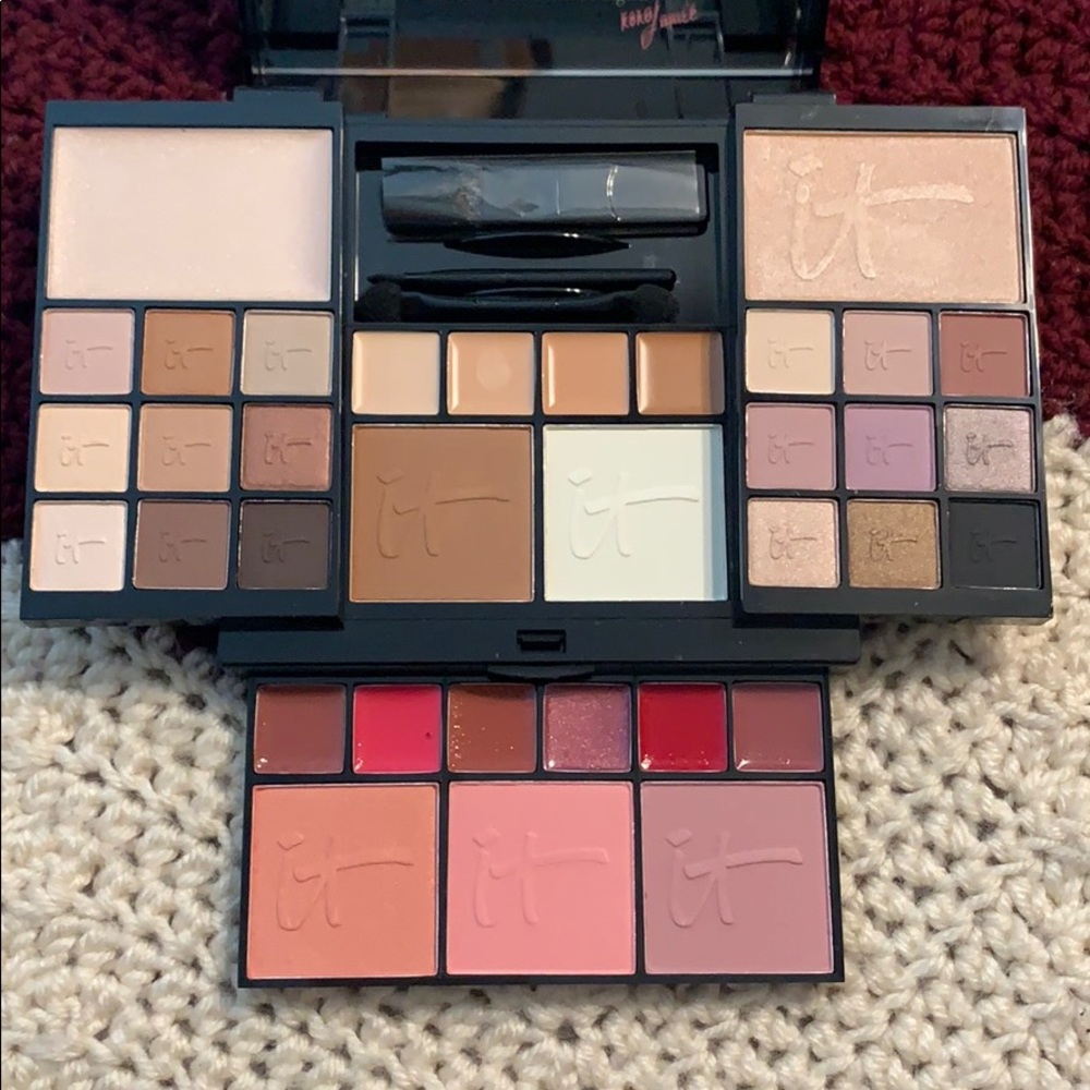 it Cosmetics compact make up set!